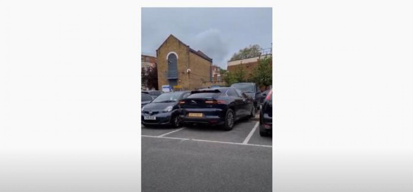 OEPS. Bestuurder kan niet parkeren: Jaguar naar de vaantjes (video)