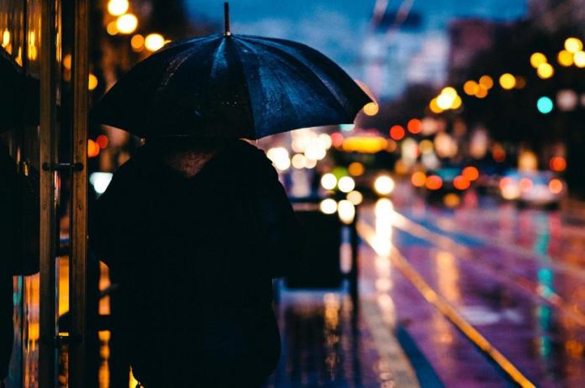 Persoon in de regen