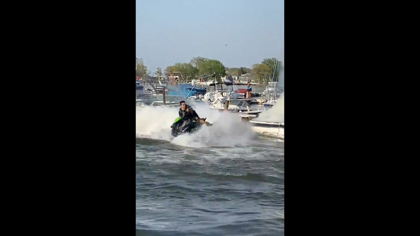 WOW. Brandweerman blust vuur met jetski (video)