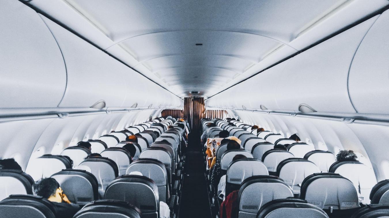 Influencer krijgt bakken kritiek over zich heen na leugen over luxueuze vlucht