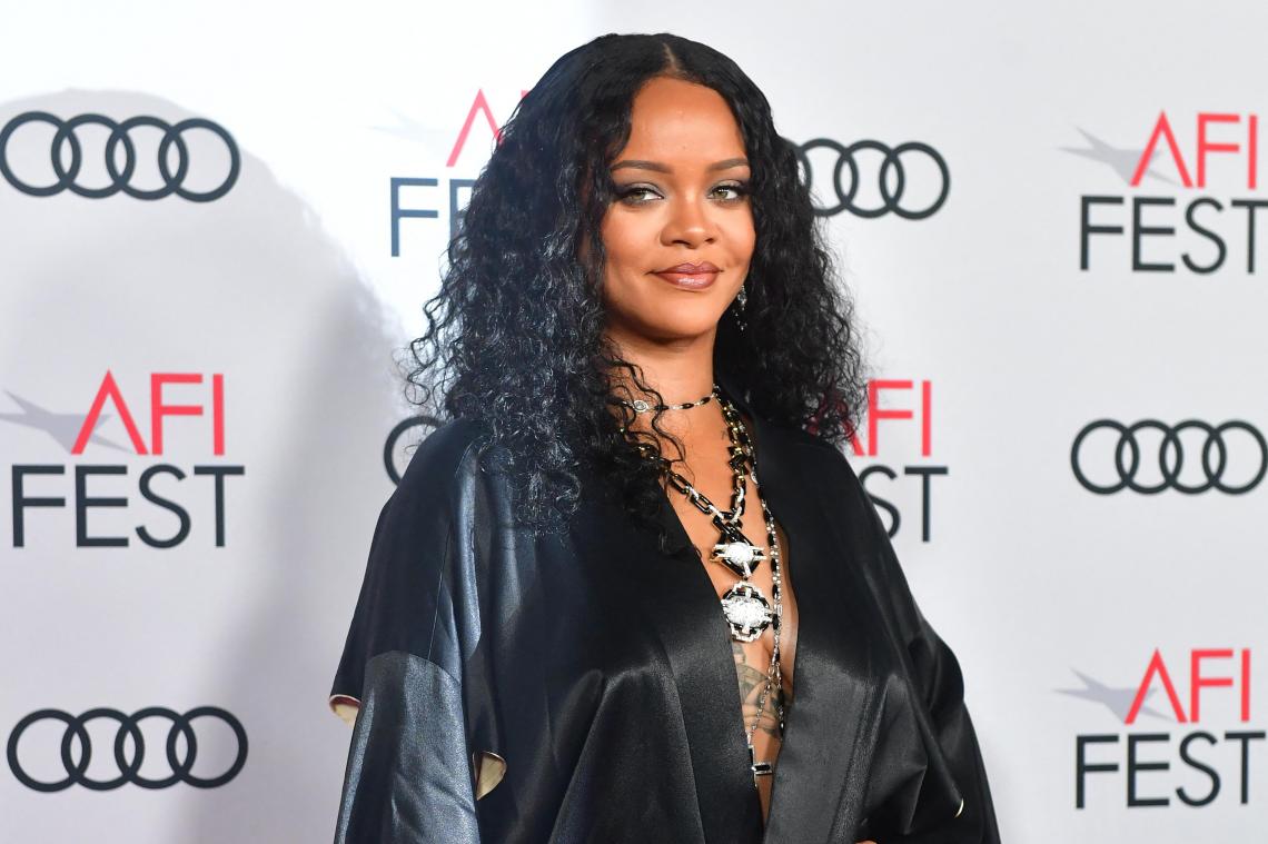 Rihanna voegt zich met pikante cover bij exclusief clubje (foto’s)