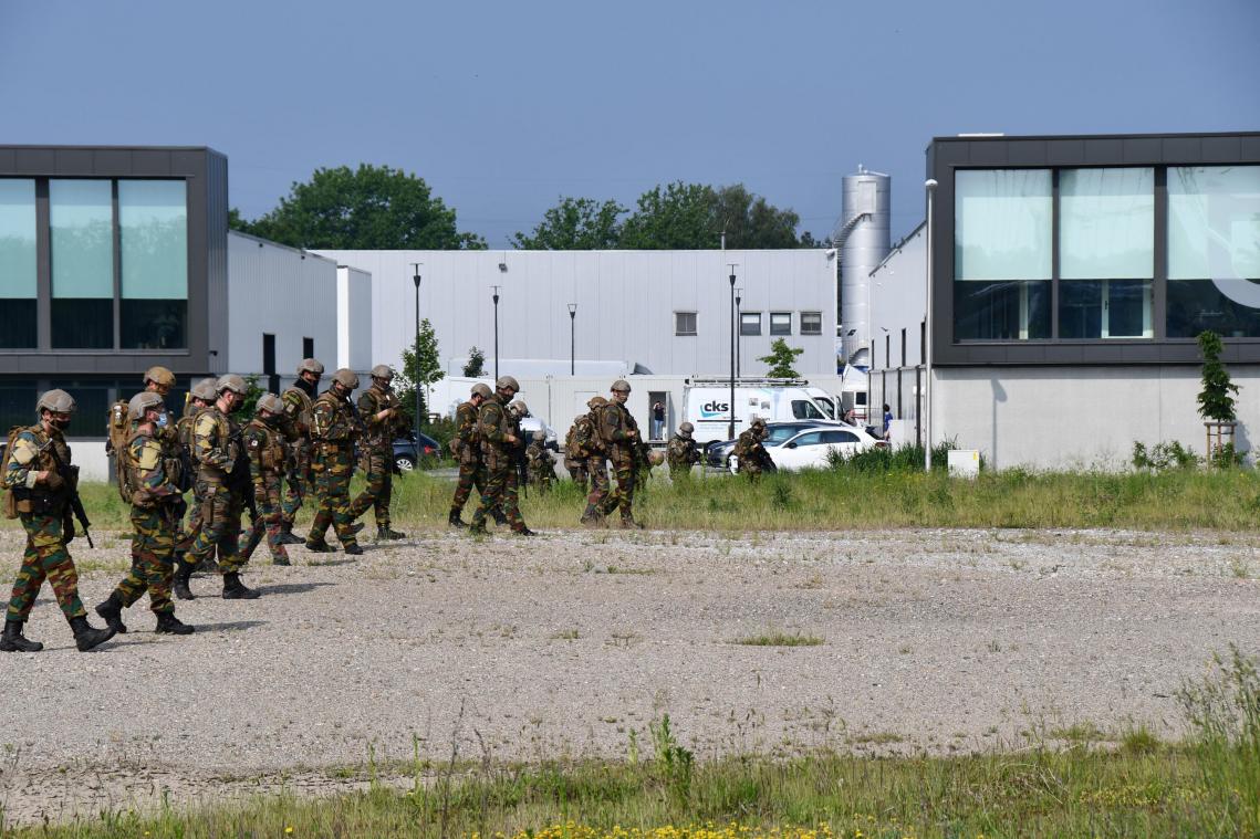 Zowat 200 mensen speuren naar Jürgen Conings in Lanklaar en Eisden