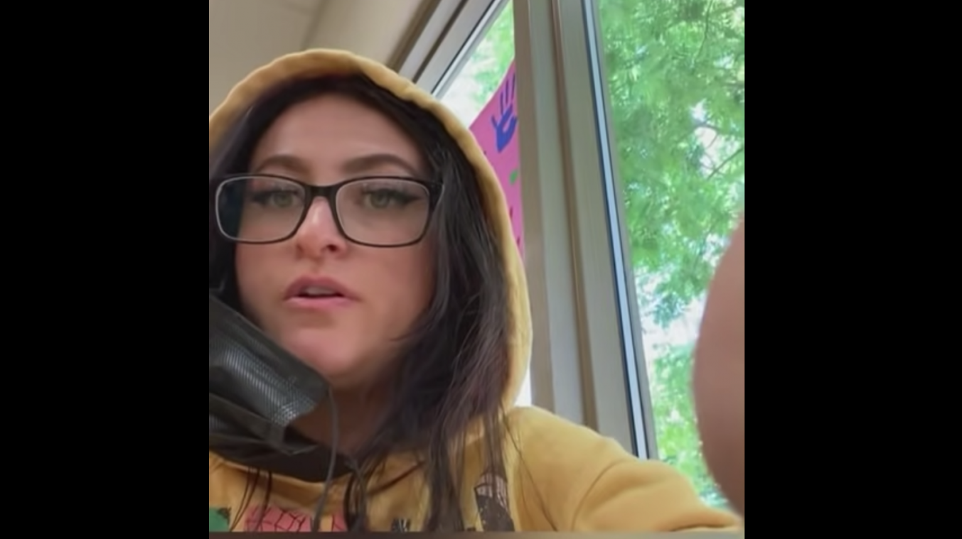 Moeder volgt heel de dag les als 13-jarige dochter zonder betrapt te worden: «Als ik dit kan, kunnen anderen dit ook» (video)