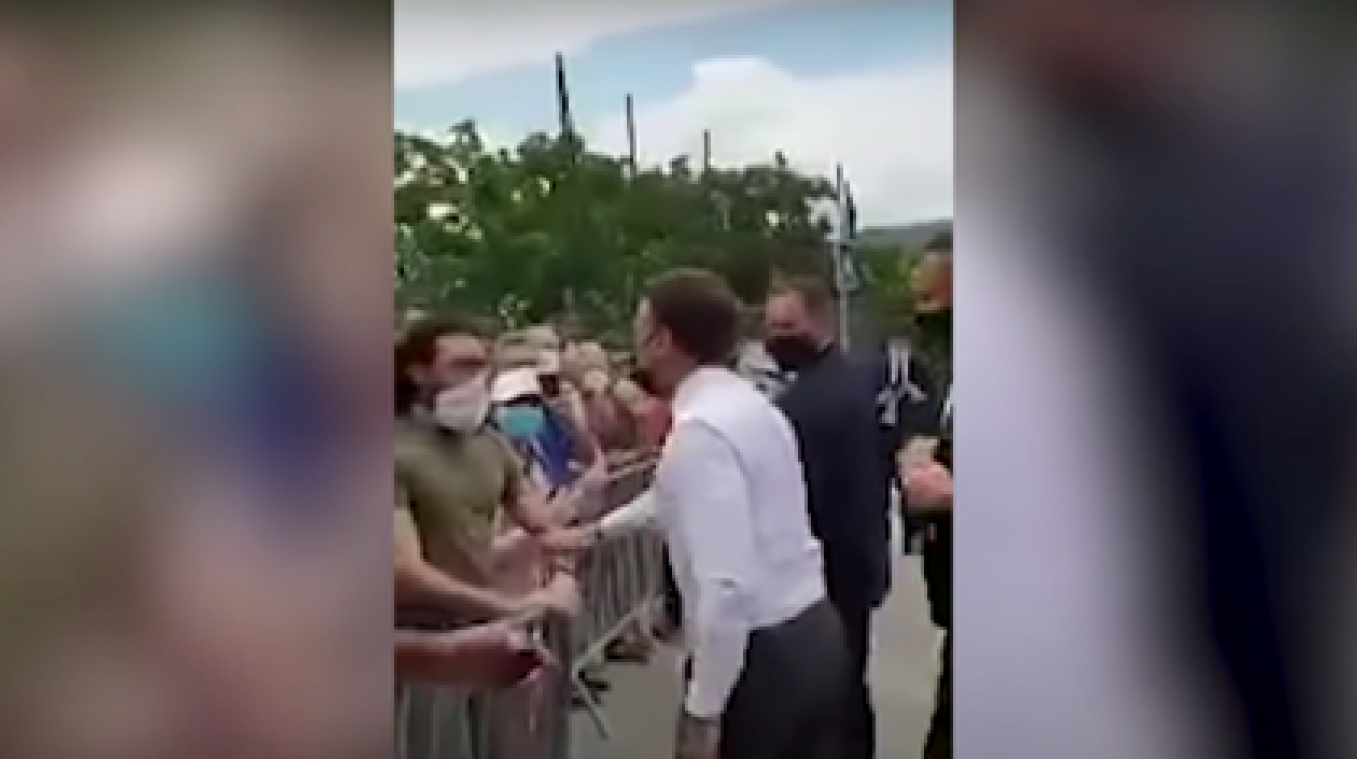 President Macron krijgt stevige klap in het gezicht van omstaander (video)