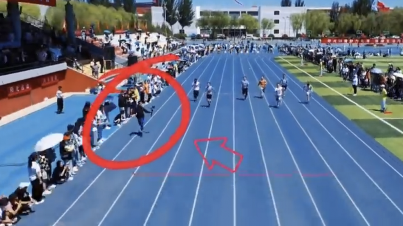 Cameraman verrast iedereen met atletische vaardigheden tijdens sprintwedstrijd (video)