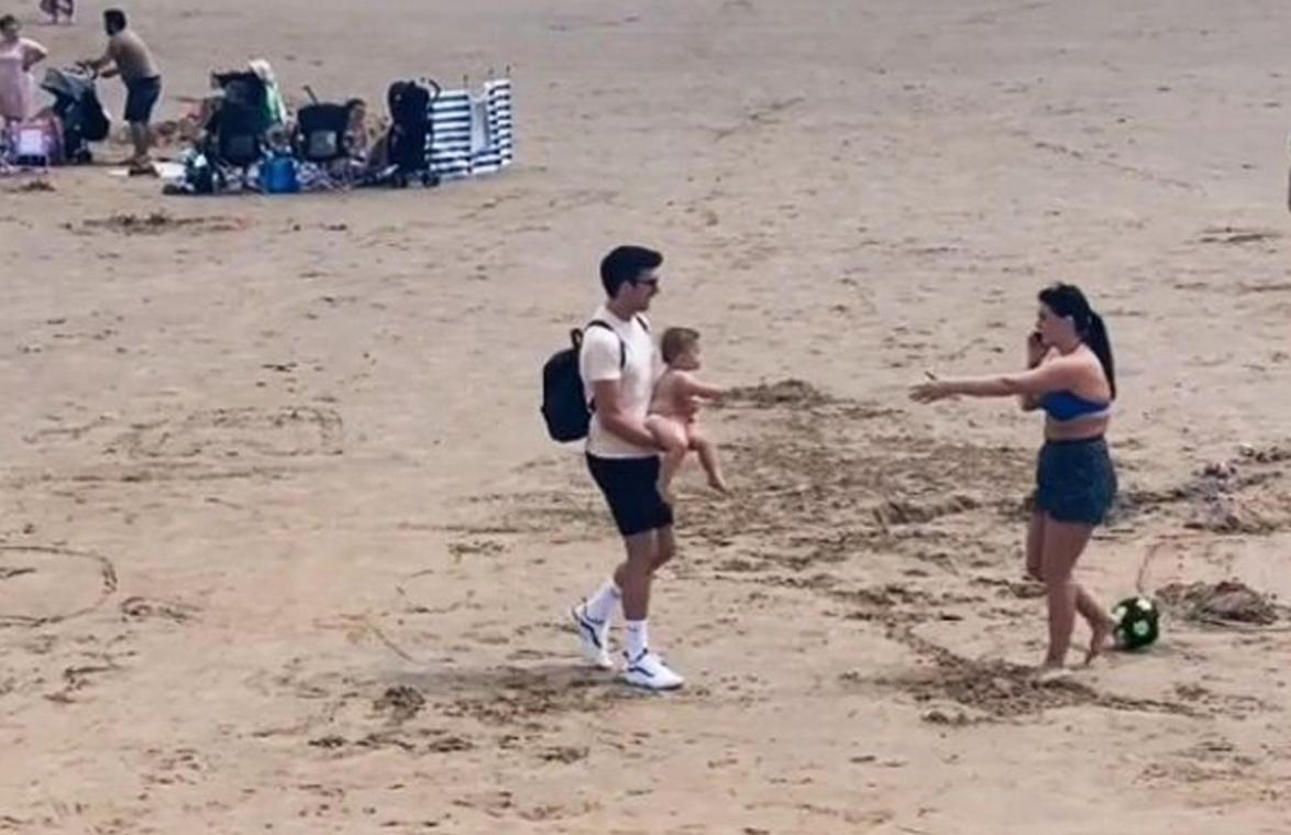 Voorbijgangers vinden verdwaalde baby, maar de reactie van de moeder tart elke verbeelding (video)