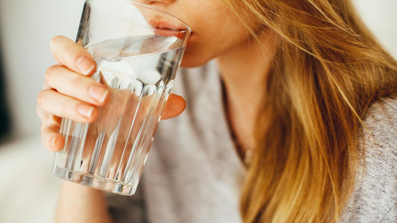 AHA! Met deze zeven tips drink je zonder probleem twee liter water per dag