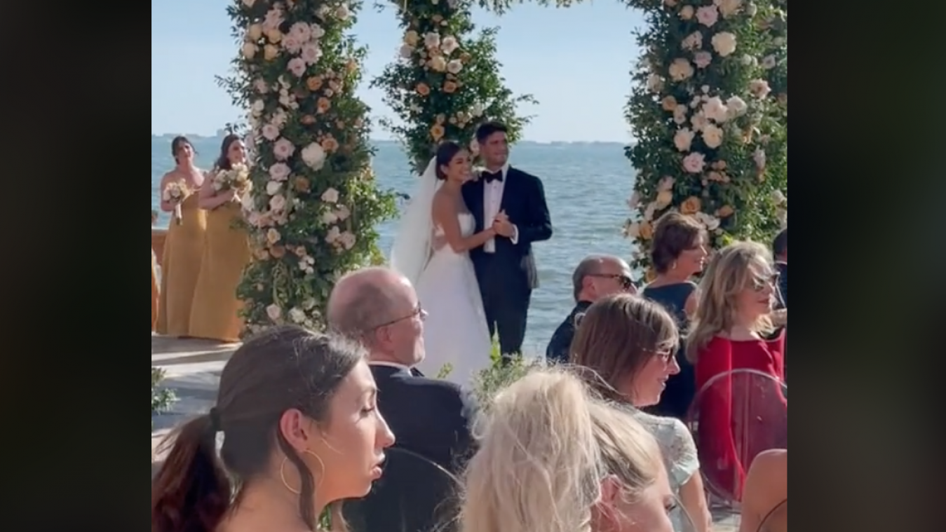 Bruid verrast haar echtgenoot voor het altaar met omstreden stunt: «Mijn man zou zijn weggelopen» (video)