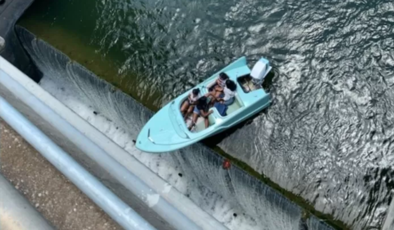 WOW. Vaartochtje loopt volledig fout: boot bengelt beangstigend over afgrond (video)