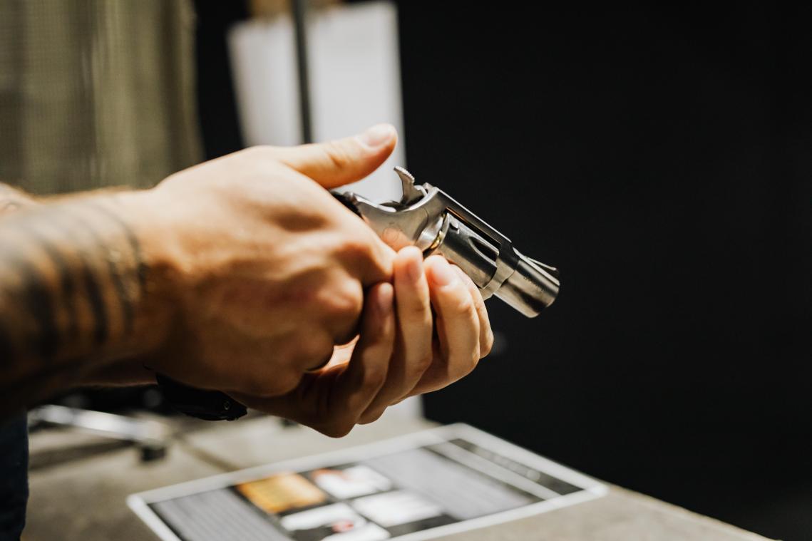 BIZAR. Man die nét wapenvergunning op zak had, schiet per ongeluk vriend neer bij tonen van geweer