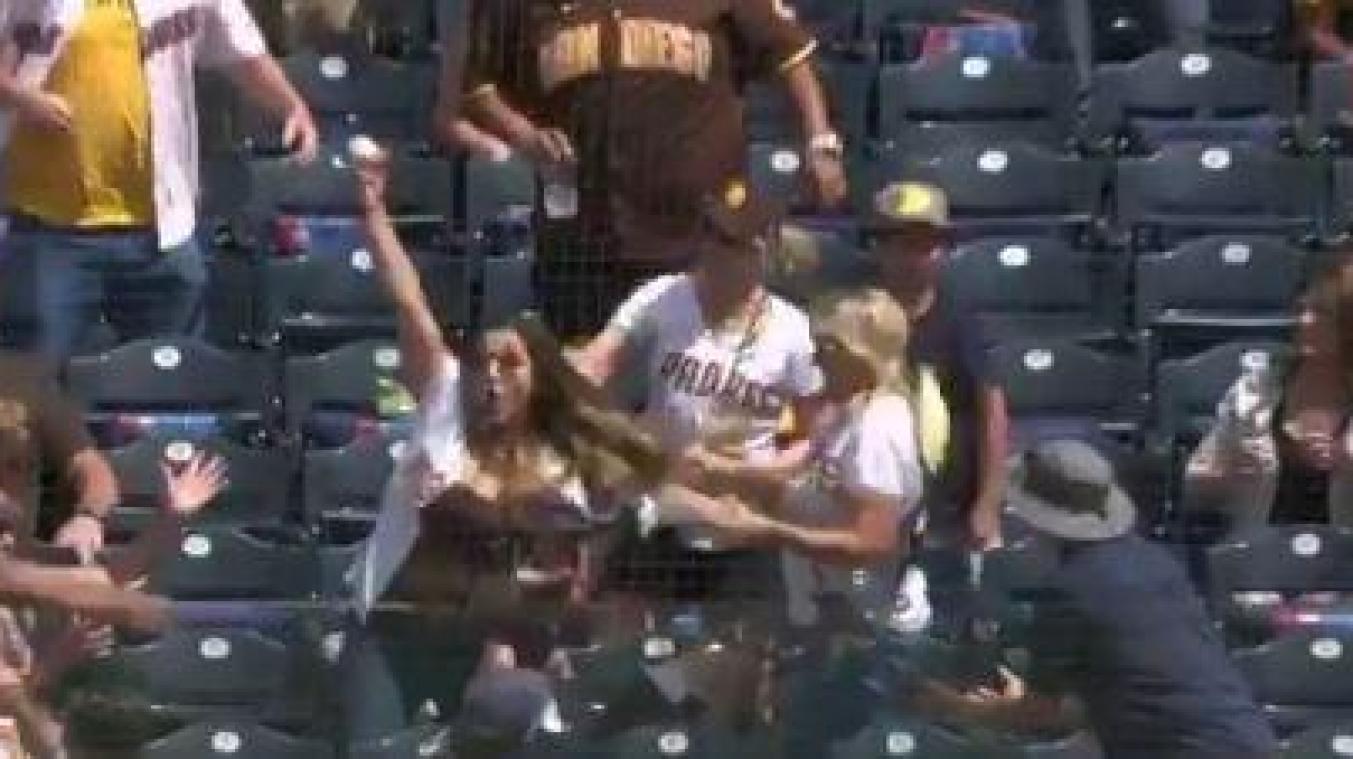 WOW. Moeder vangt honkbal in één hand terwijl ze haar baby vasthoudt (video)
