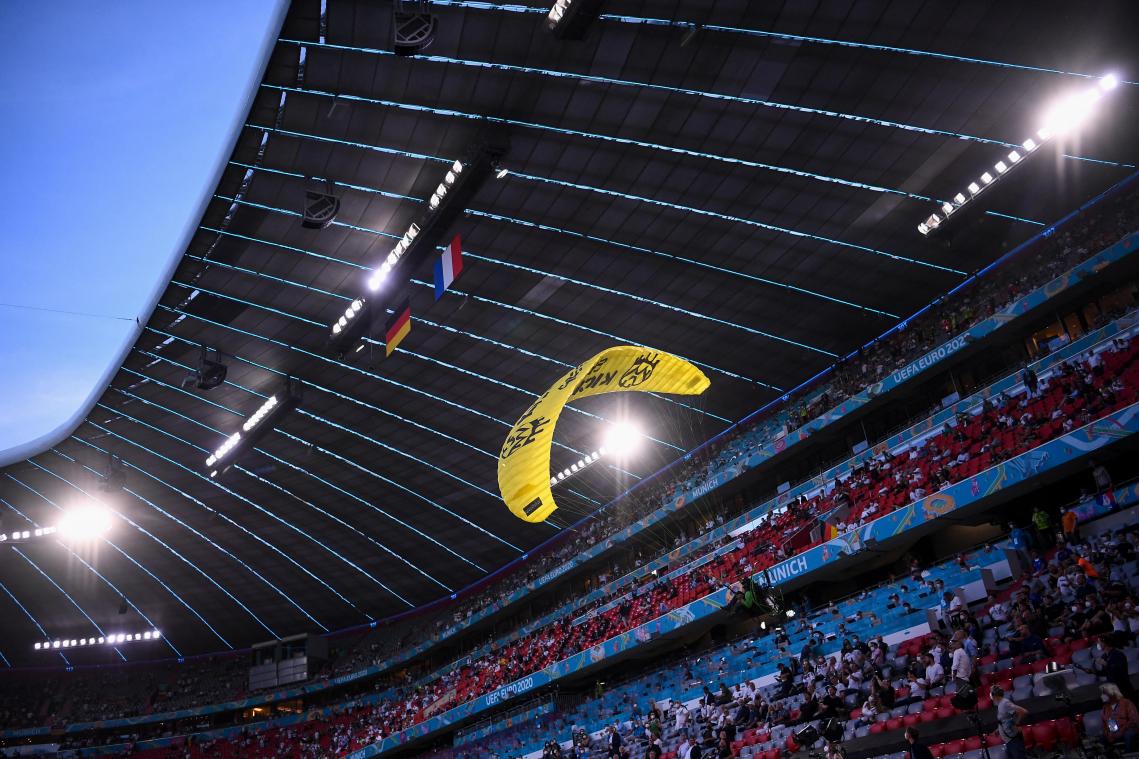 Greenpeace excuseert zich voor parachutist die toeschouwer verwondde op EK: «Niet alles verliep volgens plan»