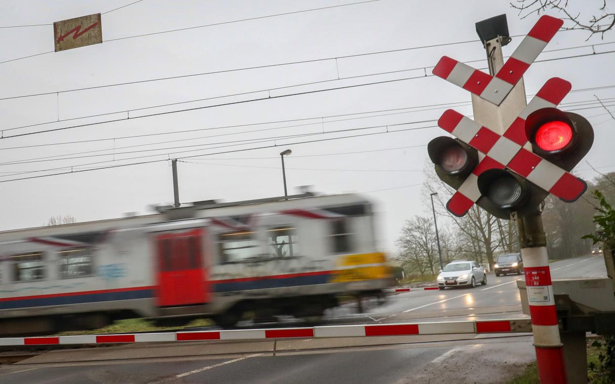Wie door het rood rijdt aan een spooroverweg kan voortaan geflitst worden