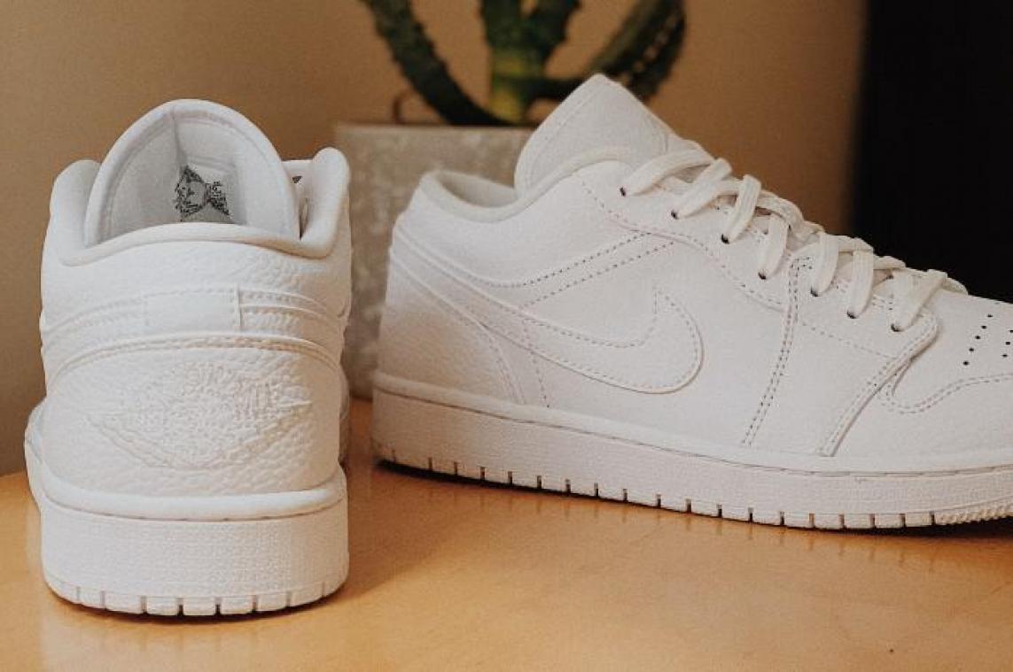 Dankzij deze tips krijg je je vuile witte sneakers weer helemaal proper