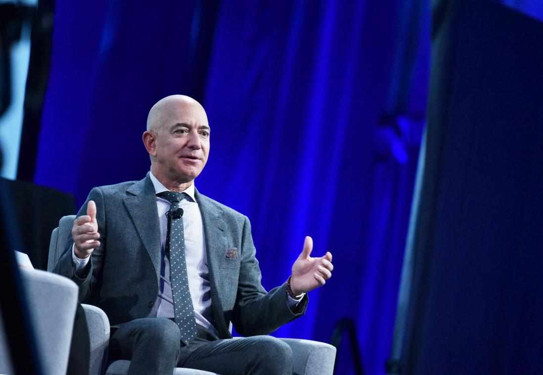 BIZAR. Tienduizenden mensen willen Jeff Bezos toegang tot aarde ontzeggen na zijn ruimtereis
