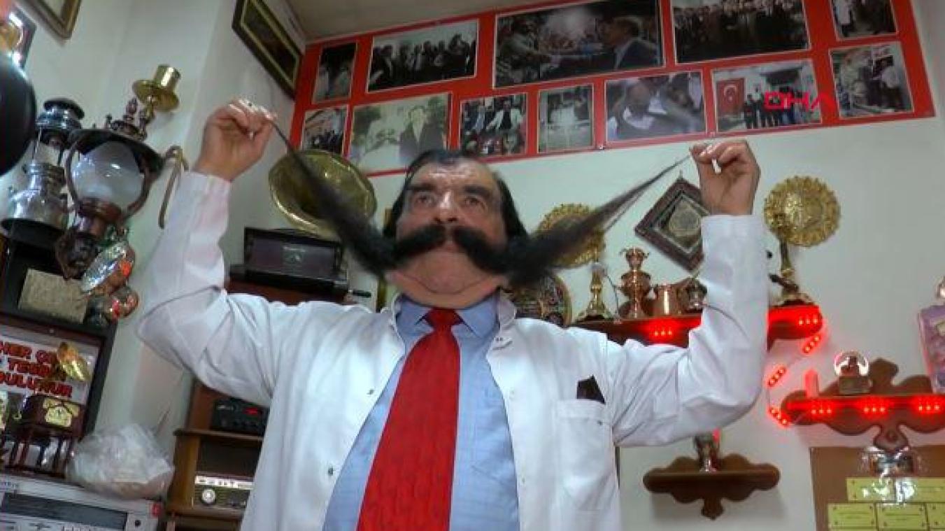 BIZAR. Man laat snor 25 jaar lang groeien (video)