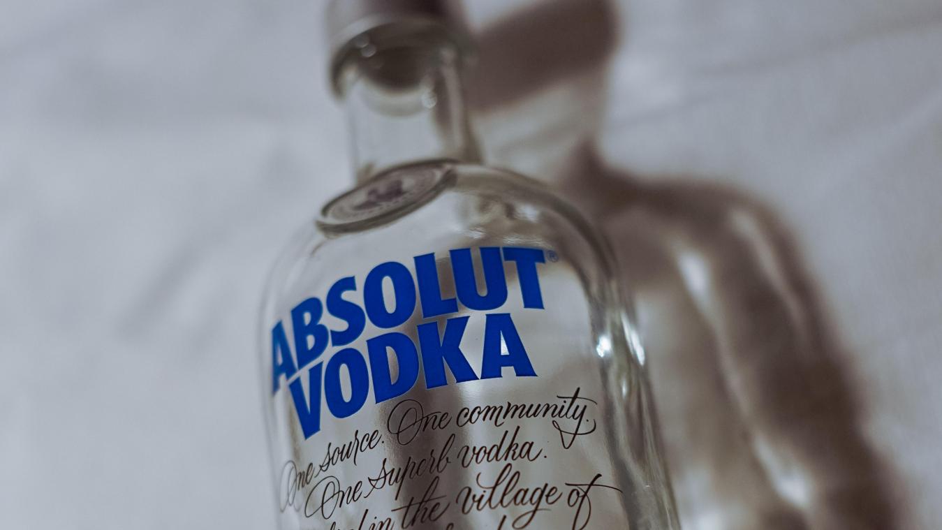 BIZAR. Vrouw maakt komaf met kreuken in lakens dankzij… wodka