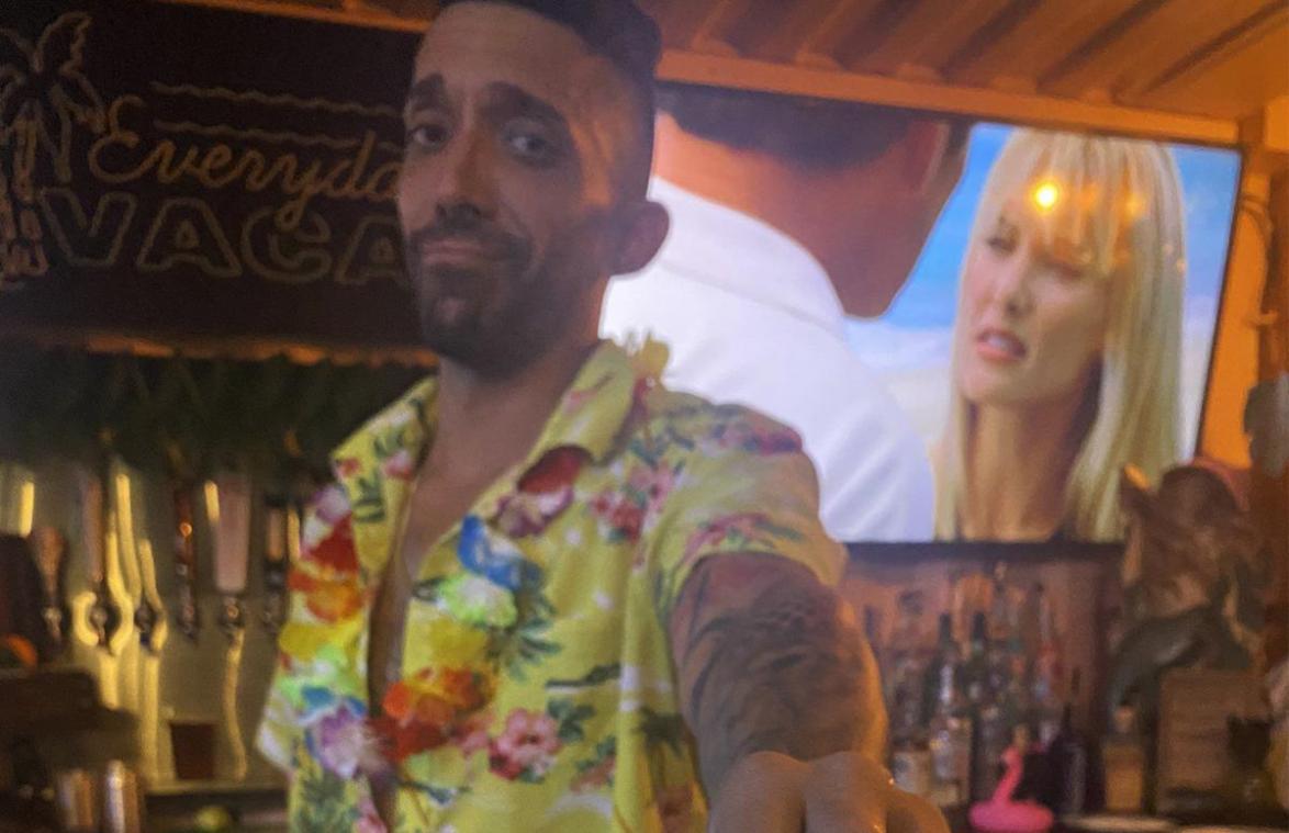 Barman helpt vrouw die lastiggevallen wordt op BRILJANTE wijze (foto)