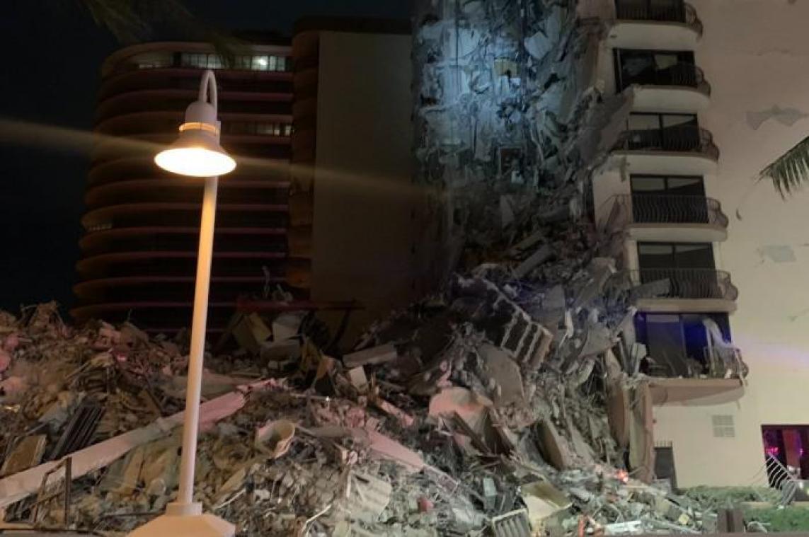Gebouw van 10 verdiepingen gedeeltelijk ingestort in Miami (foto’s)
