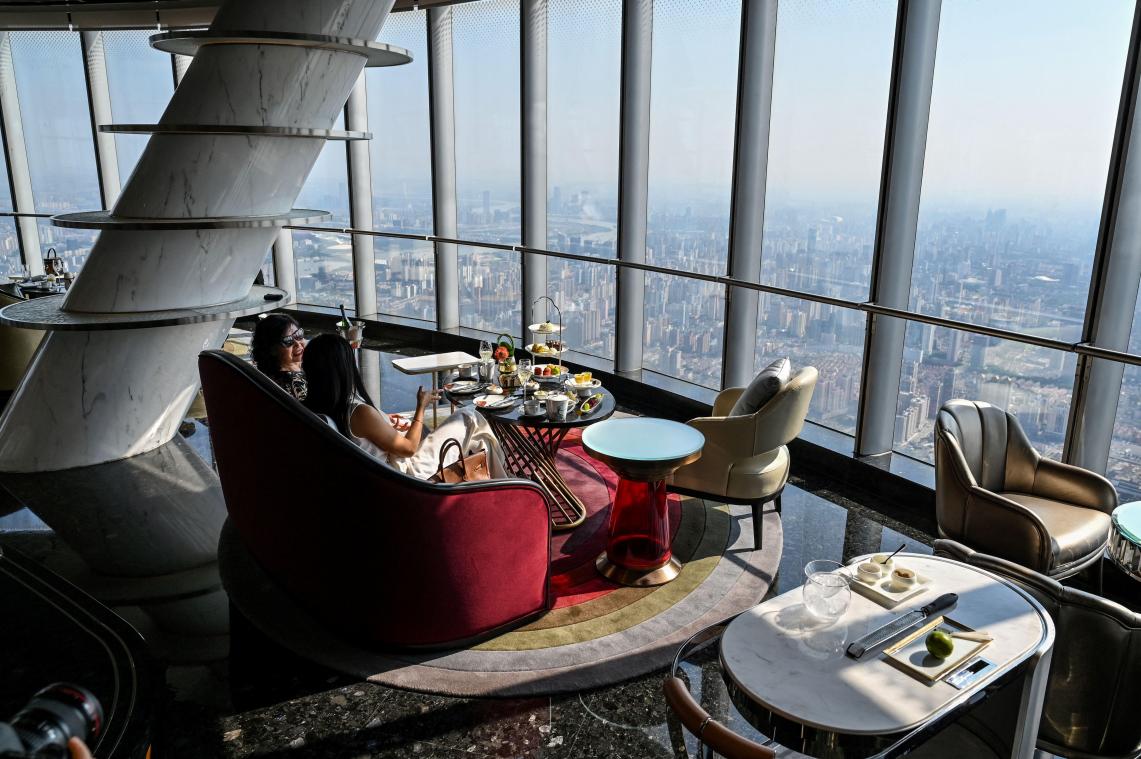 Luxe in de wolken: hoogste hotel ter wereld opent deuren in Shanghai (foto’s)