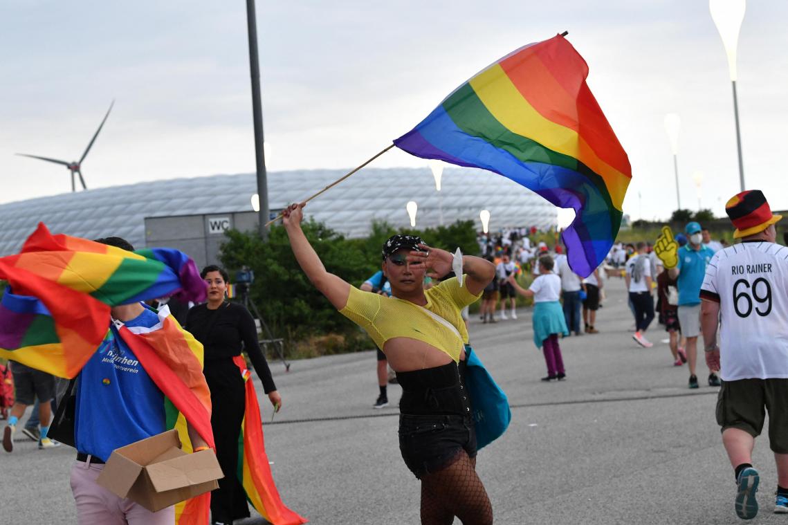 Regenboogvlaggen verboden in Nederlandse fanzone in Boedapest, UEFA wijst naar lokale autoriteiten