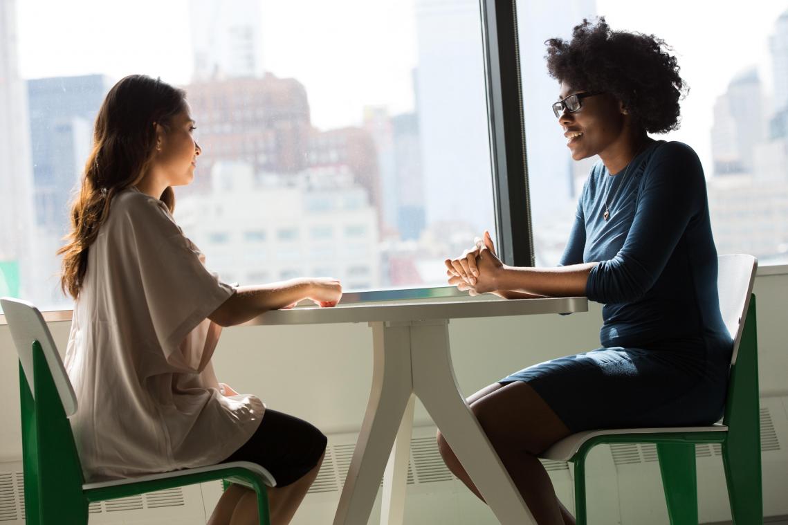 Nieuw op de jobmarkt? Dit draag je naar een sollicitatiegesprek