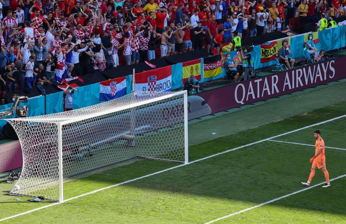 Doelman van Spanje maakt pijnlijke blunder tijdens wedstrijd tegen Kroatië (video)