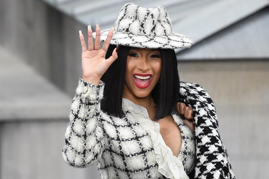 Halfnaakte Cardi B poseert in intieme zwangerschapsshoot (foto’s)