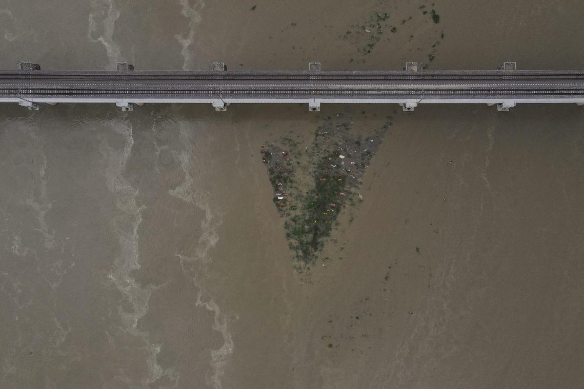 Nieuwe klap voor India: honderden lichamen van coronaslachtoffers drijven in rivier na overstroming (foto’s)