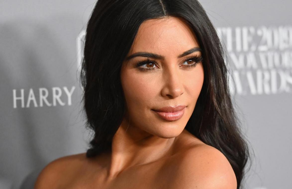 Kim Kardashian onder vuur omwille van ‘ongepaste’ outfit tijdens bezoek aan Vaticaan (foto)