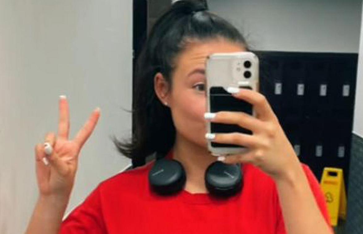 Vrouw in fitness aangesproken op haar ‘ongepaste’ outfit: «Dat is belachelijk!»