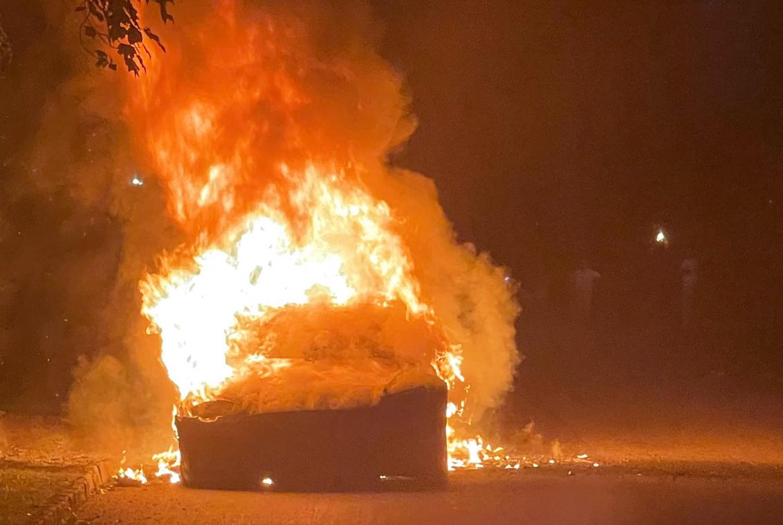 Splinternieuw topmodel van Tesla vat vuur tijdens rijden (foto’s)