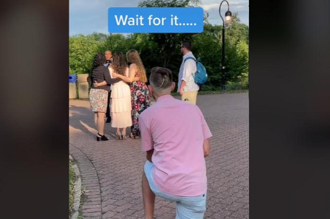 Vrouw wordt op hilarische wijze weggesleurd van huwelijksaanzoek vriendin: «Ze zou de verrassing verpest hebben» (video)