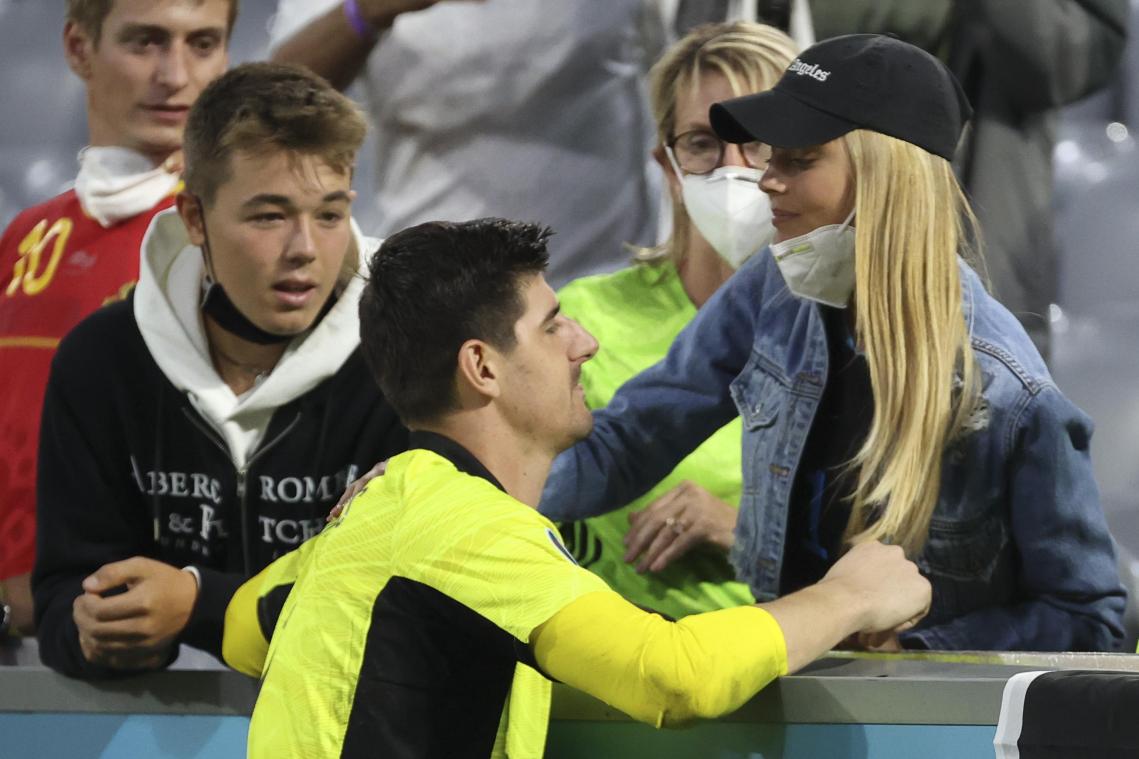 Dansende Thibaut Courtois zet de bloemetjes buiten met vriendin op Ibiza (video)