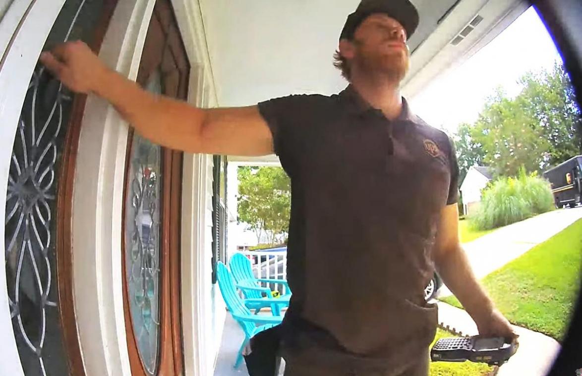 Pakjesbezorger belt aan, maar de hond des huizes is iets te enthousiast... (video)