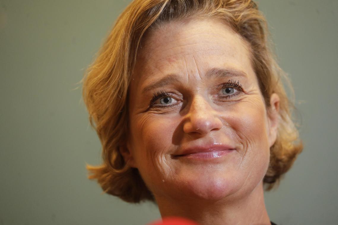 Prinses Delphine voor het eerst op tribune tijdens nationale feestdag, die in teken staat van coronahelden