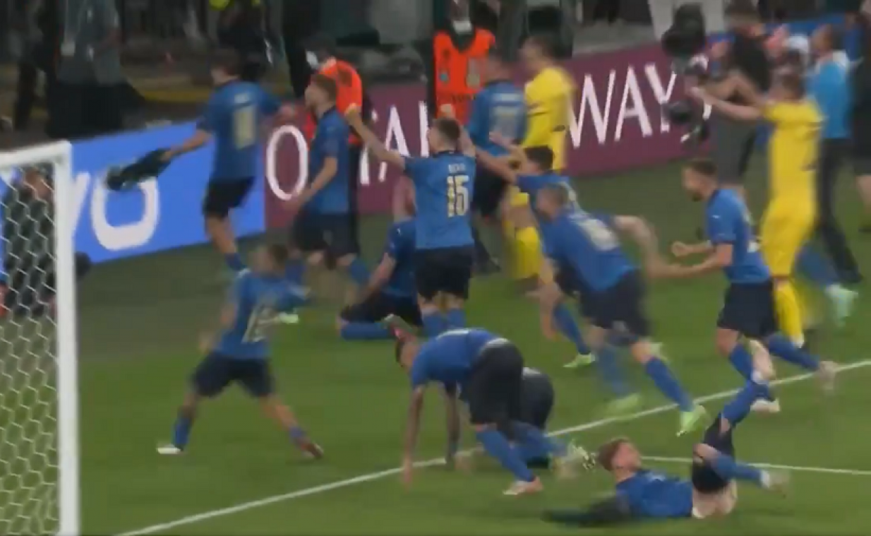 Oeps: Italië-spits gaat (bijna) met de billen bloot tijdens iets te enthousiaste viering (video)