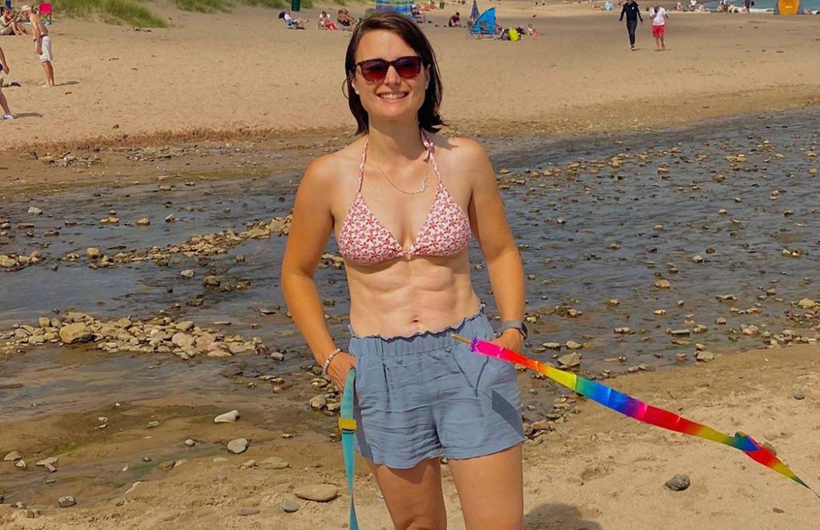 Ophef over foto van verslaggeefster die zoontje aan leiband lijkt te hebben: «En dan?»