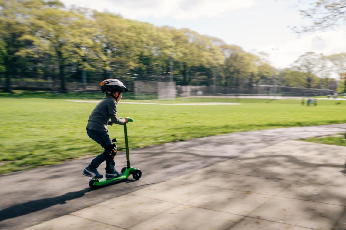 LEVENSGEVAARLIJK. 10-jarige jongen op step kan SUV maar nipt ontwijken (video)