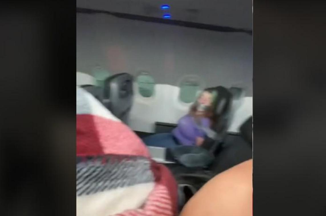 Vrouw vastgetapet in vliegtuigstoel nadat ze «steward beet en de deur wou openen» (video)