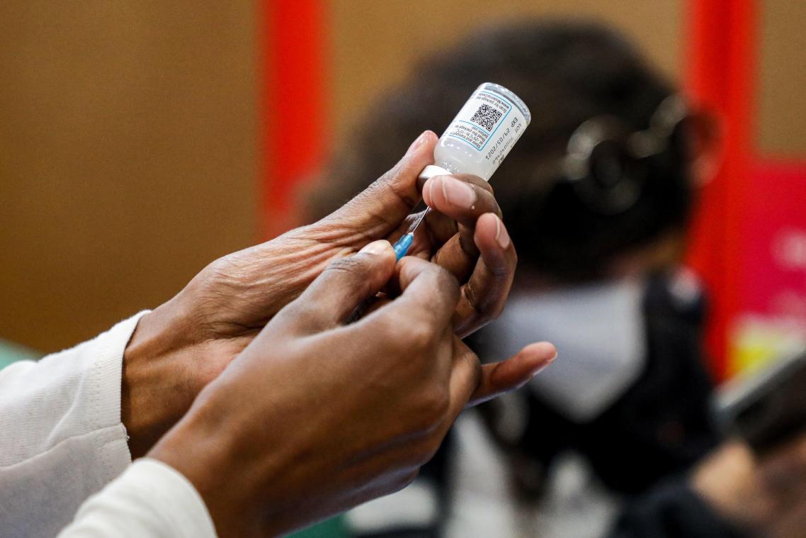 Geen verplichte vaccinatie voor zorgverleners zolang er marge is voor verbetering