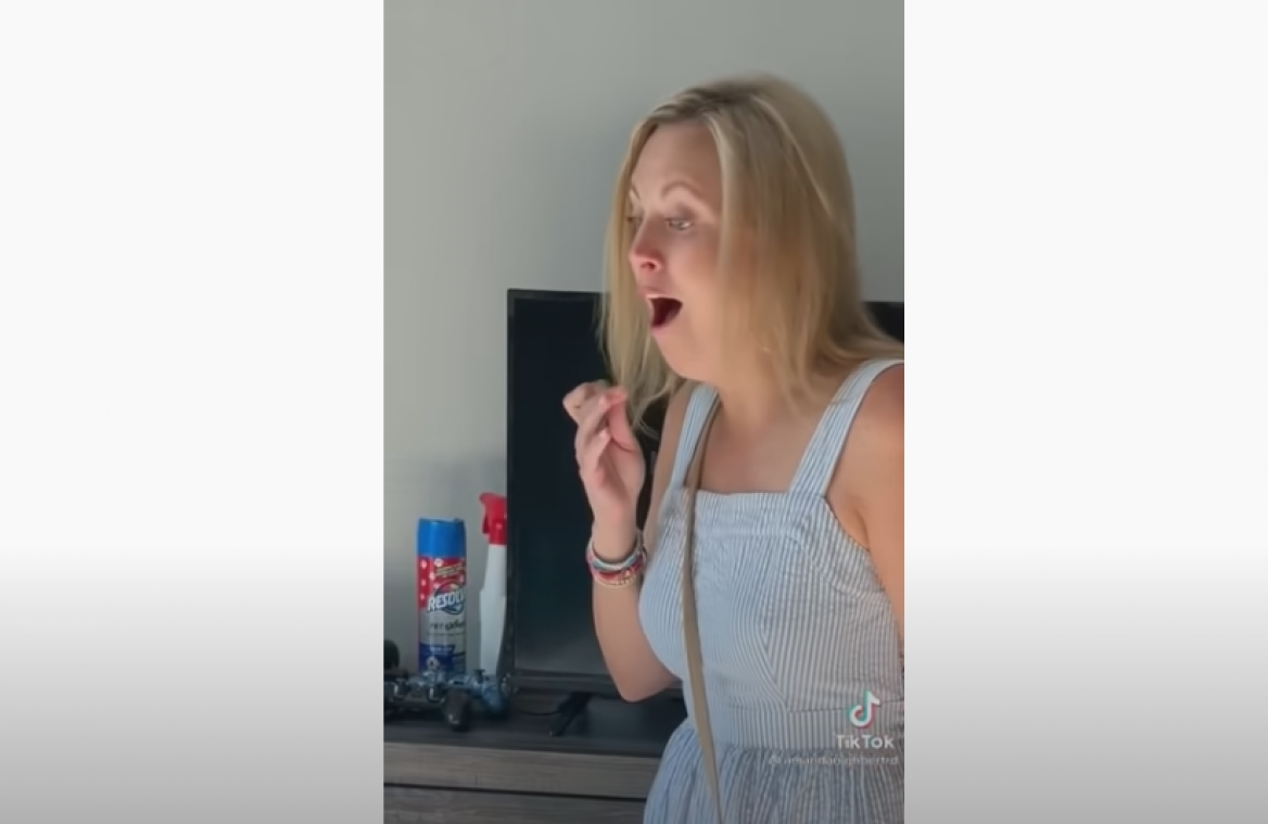 Moeder kijkt achter bed van tienerzoon, maar dat had ze beter niet gedaan … (video)