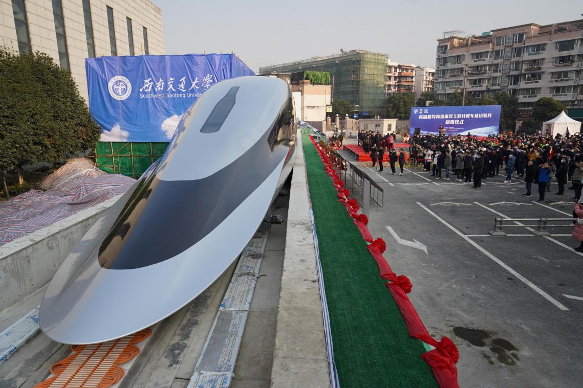 China laat snelste trein voor magneetzweefspoorweg van productielijn «rollen»