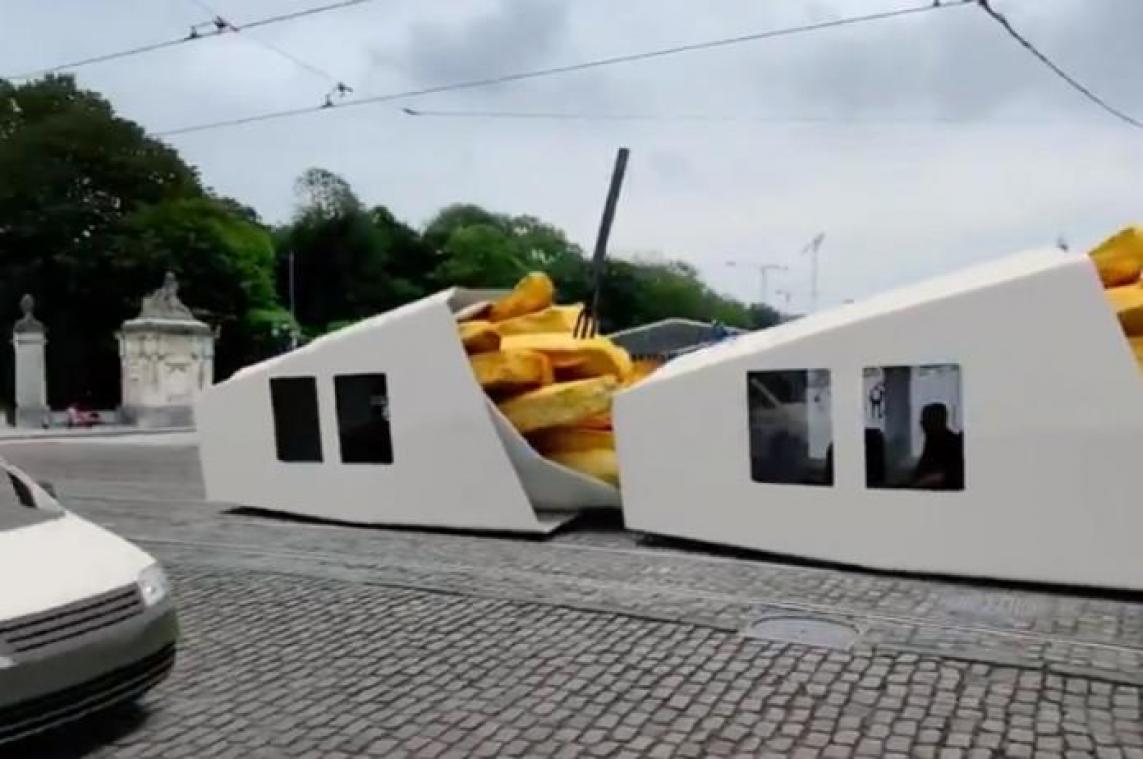HUH. Deze Brusselse tram werd in een zéér Belgisch jasje gestoken (video)