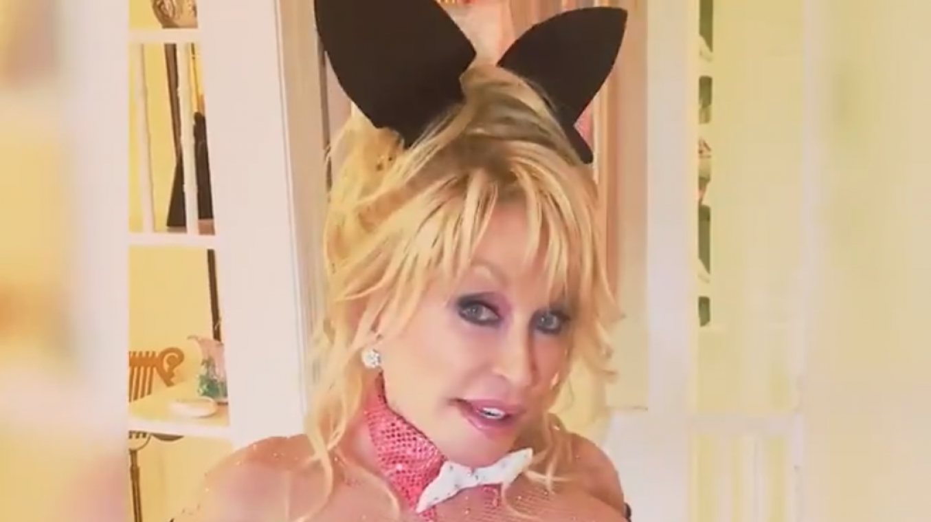 Dolly Parton trekt Playboy-pakje weer aan: «Mijn man vindt me nog steeds een hete griet» (video)