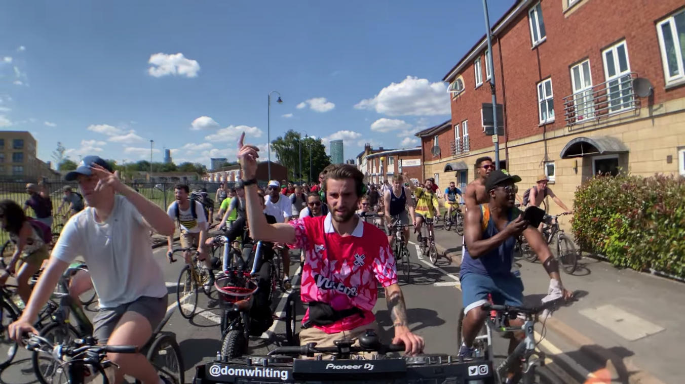 Fietsende dj tovert Britse straten om tot feestterrein: "Wat een held!" (video)