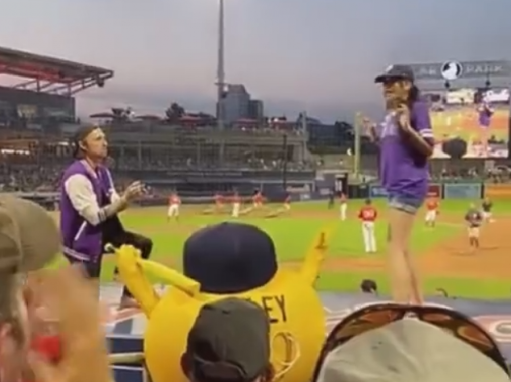 PIJNLIJK. Huwelijksaanzoek in vol stadion gaat volledig fout: «Oh my god!» (video)