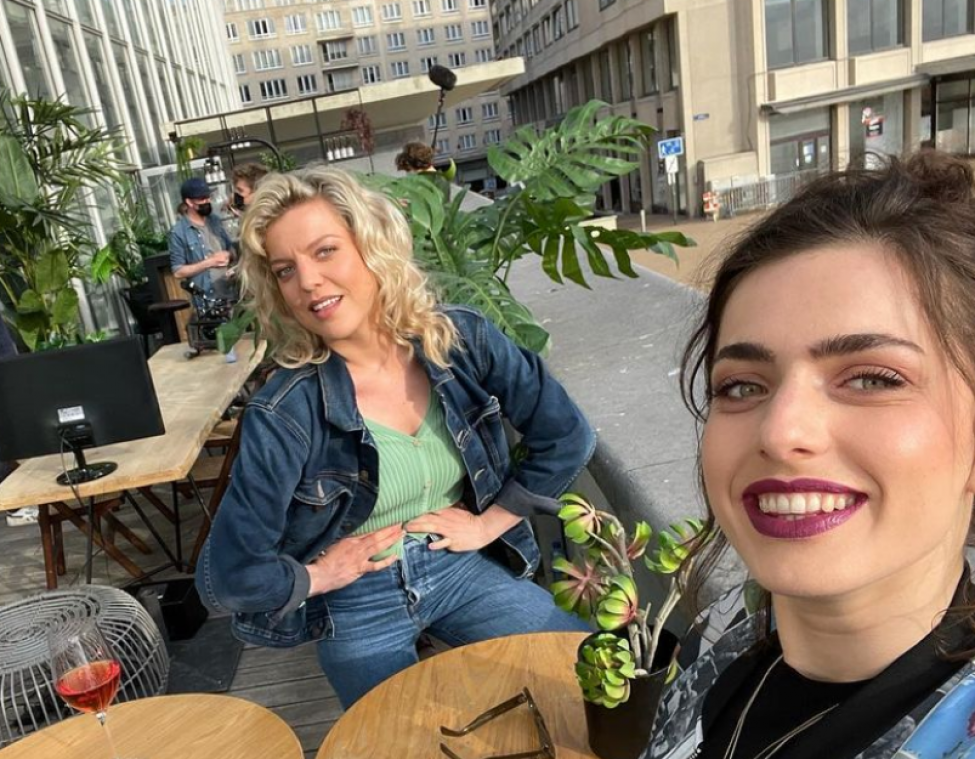 Ella en Olga Leyers spelen romantische vakantieclichés na: «Ik ben te close met mijn zussen» (foto’s)