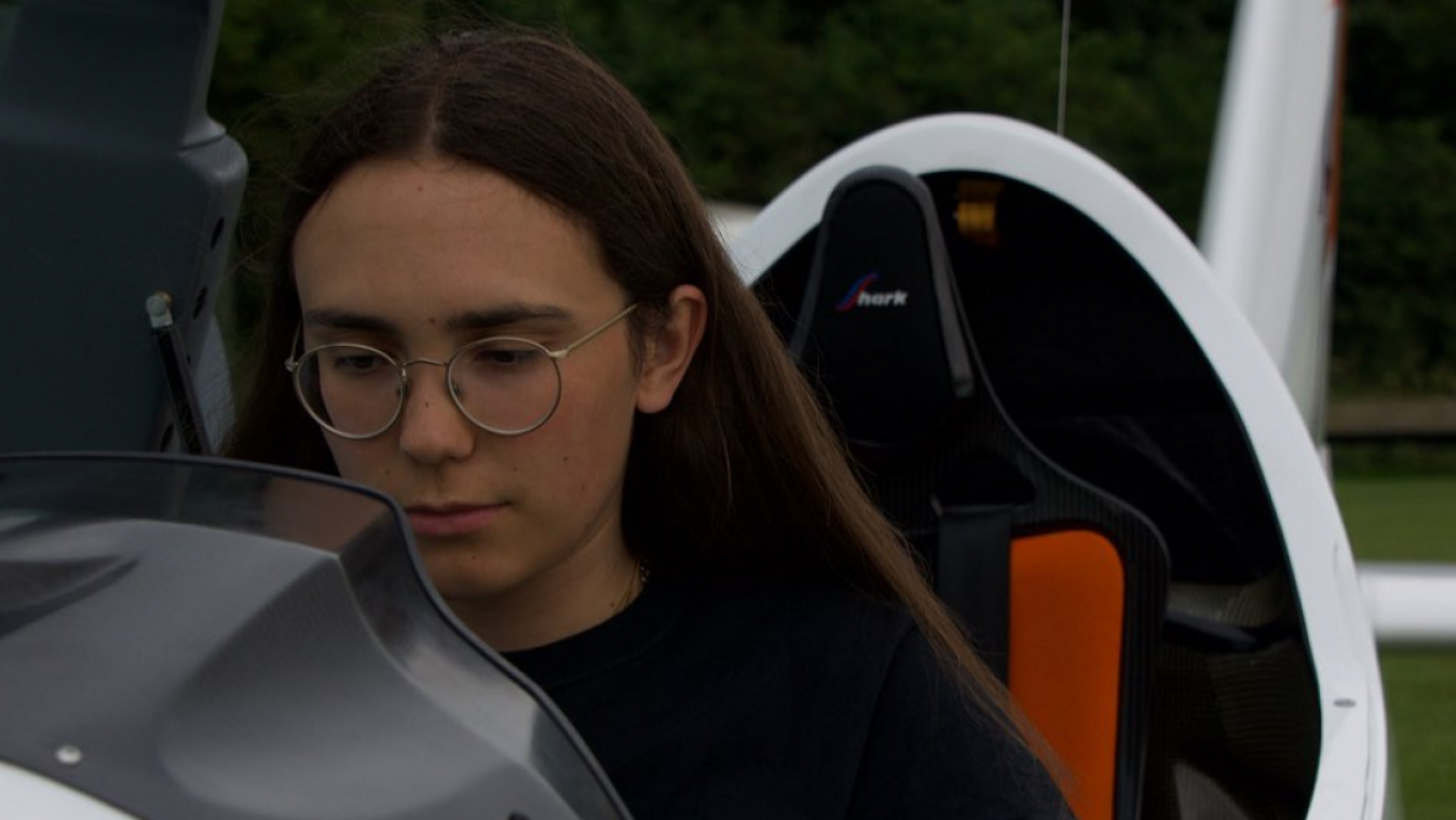 Deze 19-jarige wil als jongste vrouw ooit solo rond de wereld vliegen