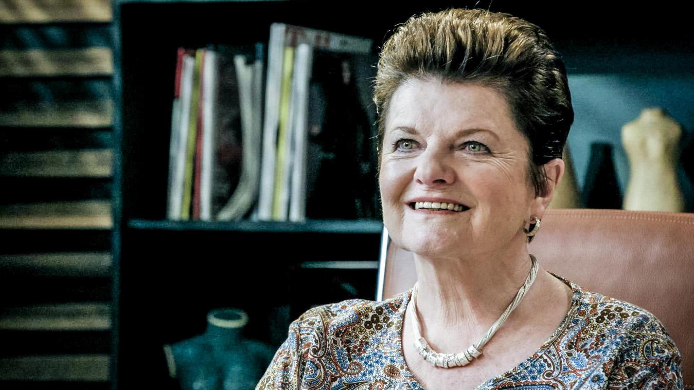 Janine Bischops met spoed geopereerd nadat ze onwel wordt op set